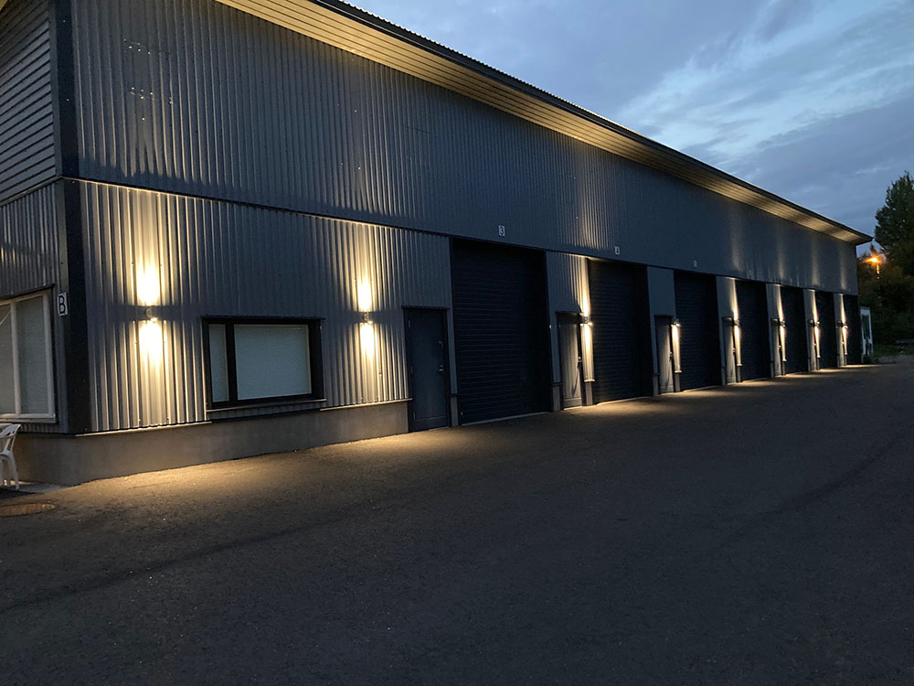 Varastohalli B iltavalaistuksessa